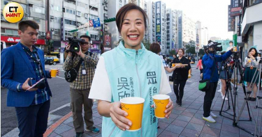 吳欣盈蔡宜芳長照送熱咖啡 相挺三明治世代