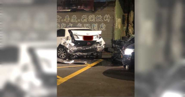 男疑醉駕失控肇事 路旁3車遭撞慘變形