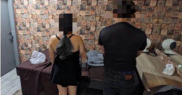 高雄七賢路某會館藏春色,警方前往查緝活逮正在「人與人連結」的男客和小姐。(圖/警方提供)