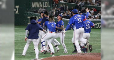 中華隊一壘手朱育賢（左二）完成再見雙殺守備，助隊奪下第3屆世界12強棒球賽冠軍。（圖／中國時報趙雙傑攝）