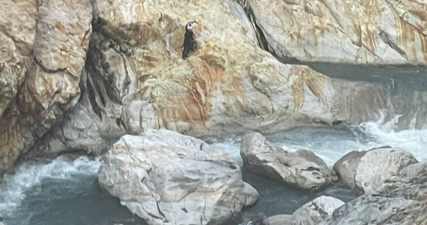 台東轆轆溫泉登山客獨自溯溪遭困岩縫，空勤直升機驚險救援。（ 圖／翻攝畫面）