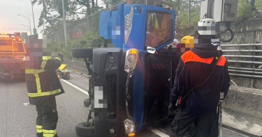 國道1號北向363公里處鼎金路段27日下午4時30分發生車禍，圖為肇事的營業半聯結車。（翻攝照片／中國時報林瑞益高雄傳真）