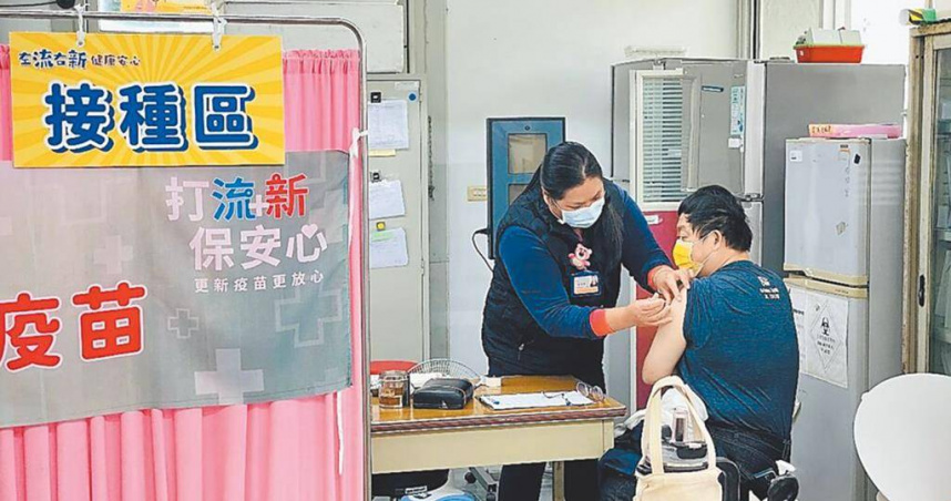 藝人大S猝逝掀流感疫苗搶打潮，同時帶動新冠與肺炎鏈球菌疫苗打氣，年輕族群多採「左流右新」，同時施打流感與新冠疫苗。（圖／中國時報蕭嘉蕙攝）