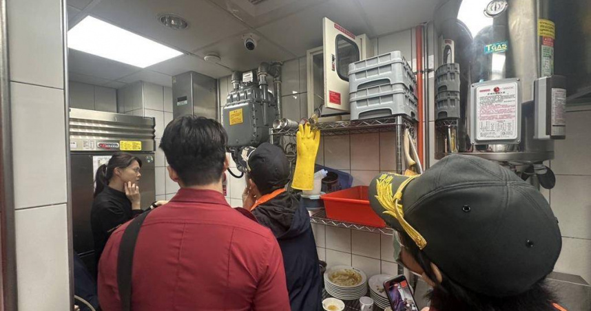 高市消防至轄內10家百貨商場及大賣場（具美食街等餐飲設施） 等場域消防安全檢查。（圖／翻攝照片）