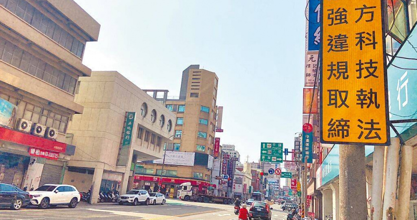 桃園市警局統計2024年百大租賃式科技執法，所設置地點事故與2023年同期比較減少1509件，事故降低12.03％。（圖／桃園市警局提供／中國時報賴佑維桃園傳真）