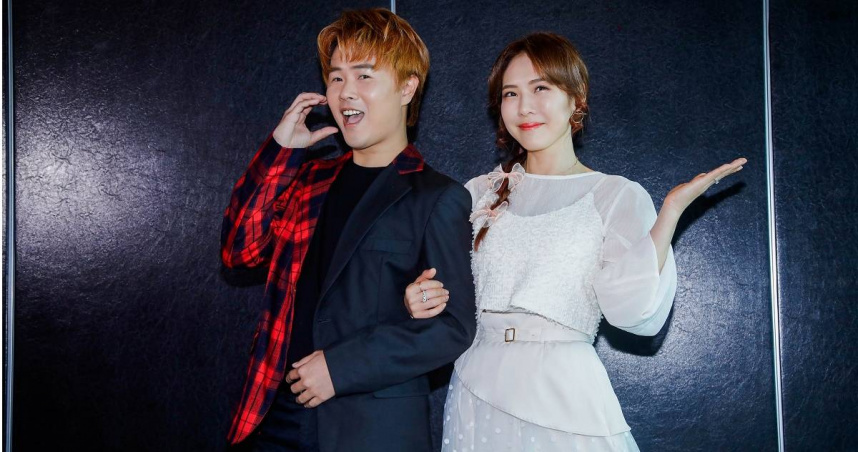 結婚兩年的吳申梅（右）近期推出和《超級紅人榜》陳孟賢（左）合唱新歌〈愛的感覺〉，兩人在MV中有親密互動。（圖／趙文彬攝）