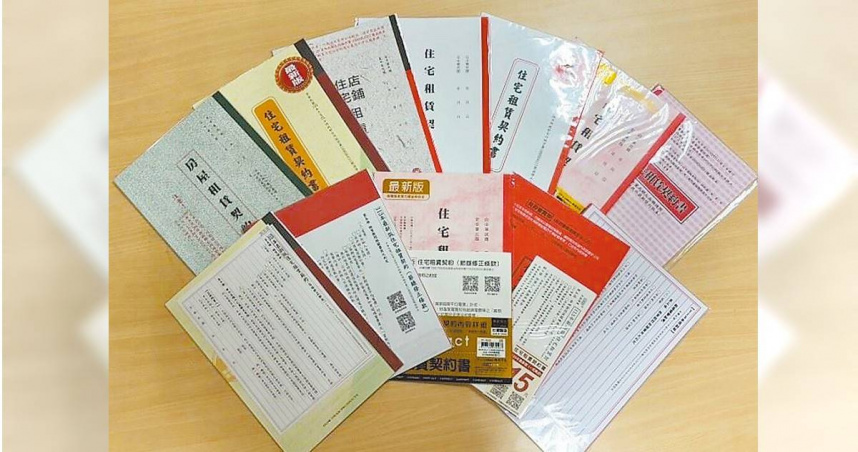 桃園市消保官稽查市售住宅租賃契約書，發現高達6成3仍是舊版本，當場要求業者下架，也提醒房東，超收電費最高可罰30萬元。（圖／消保官提供／中國時報蔡依珍桃園傳真）