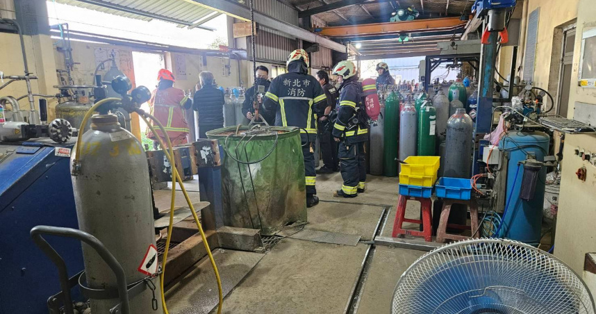 新北市鶯歌區1氣體工廠發生工安意外，2外籍員工不慎一氧化碳中毒送醫，目前已恢復意識。（圖／翻攝畫面）