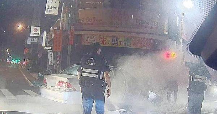 逃逸轎車闖紅燈撞車引發火光，警方解救毒品嫌犯並起獲毒品。（圖／翻攝畫面）