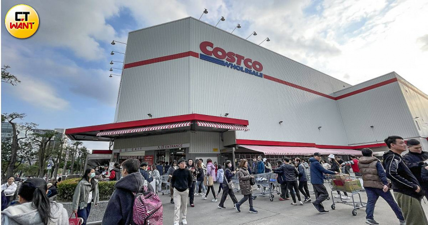 美式賣場好市多（Costco）公告，指出從4月1日起，會員進場須以實體卡或電子會員卡掃描條碼，才可入場。（圖／李宗明攝）