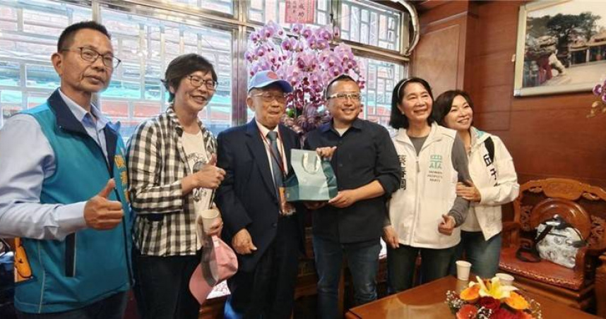 蔡壁如（左2）在4日下午與民眾黨黨公職共同前往大甲鎮瀾宮參香致意。（圖／報系資料庫）