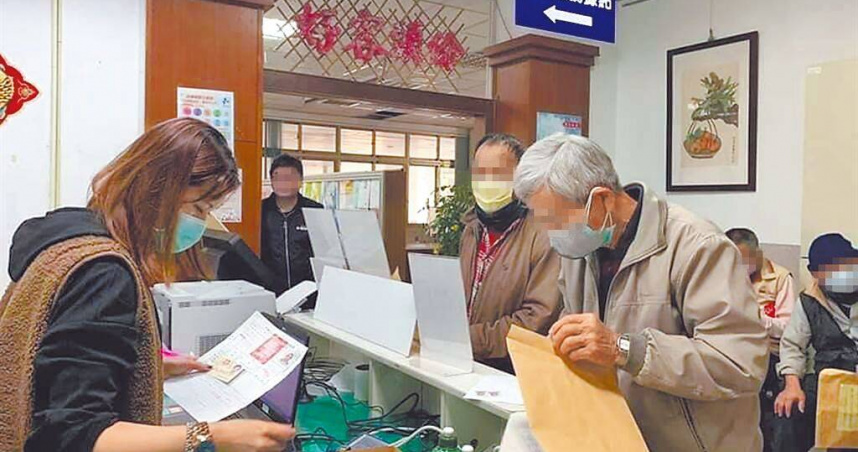 苗栗監理站呼籲高齡駕駛人,務必依規定辦理換照,並確認身心狀況是否適合開車,維護安全。(圖/苗栗監理站提供/李京昇苗栗傳真)