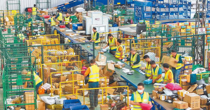 美國總統川普祭出全球對等關稅，還宣布陸港小額包裹由免稅增至120％，立即引發部份美國電商宣佈貨品漲價，也造成消費者恐慌。圖為大陸物流中心員工在流水線上分揀包裹（圖／新華社）
