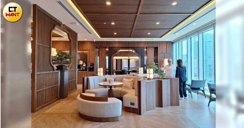 「THE COLLECTIVE」為JustCo集團推出的精品級共享辦公空間，會員可免費享用早餐、調酒。（圖／林榮芳攝）