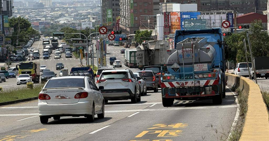 向上路6段長下坡路段有長達3公里的陡坡，對大型車的煞車系統與司機駕駛技術是一大考驗。（圖／中國時報記者寶智華攝）