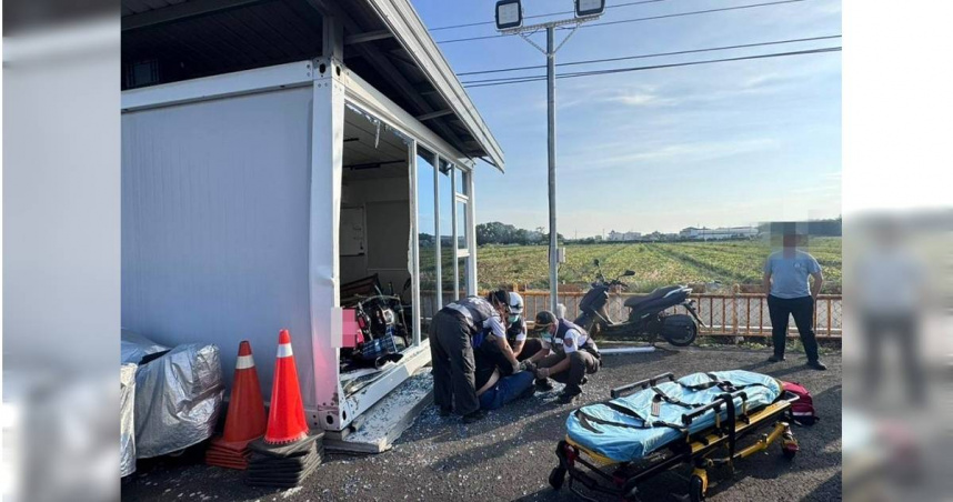 25歲張姓男子在駕訓班騎大型重機時，疑似因為操作不慎，失控撞入駕訓場內的鐵皮屋休息室。（圖／警方提供／中國時報記者紀爰高雄傳真）