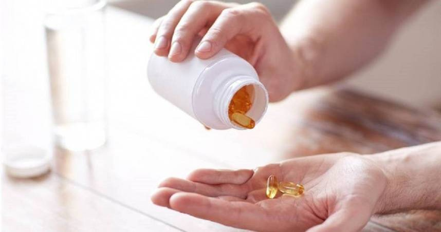 許多人為了顧健康，會吃補充營養品。（圖／報系資料庫）