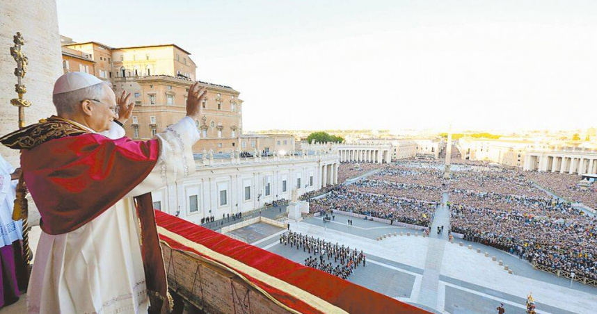 新當選的教宗良十四世，在梵蒂岡聖彼得大教堂的陽台上揮手致意。（路透）
