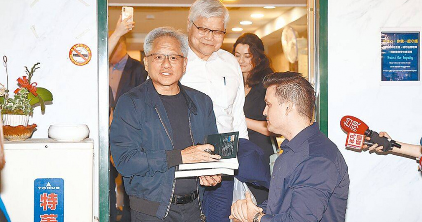 輝達執行長黃仁勳（左）16日晚與台積電董事長魏哲家在台北市「鄒記食舖」共進晚餐。（圖／報系資料照）