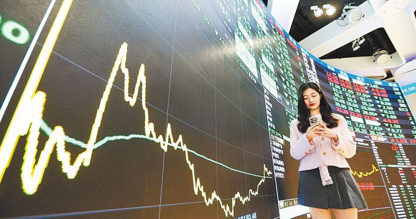 金管會宣布26日起取消限空令，不少股民擔憂「雨天收傘」恐釀端午變盤。（圖／報系資料照）