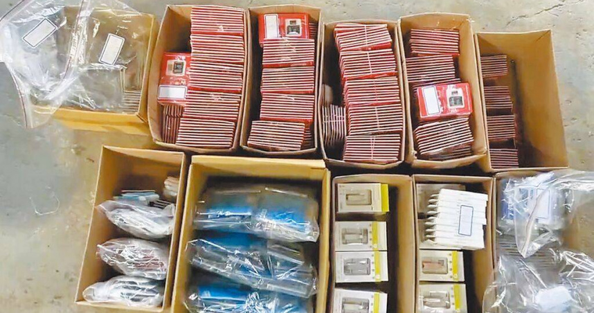 警方查扣1776張偽冒記憶卡、254個偽冒隨身碟等證物。（圖／讀者提供／中國時報洪靖宜高雄傳真）