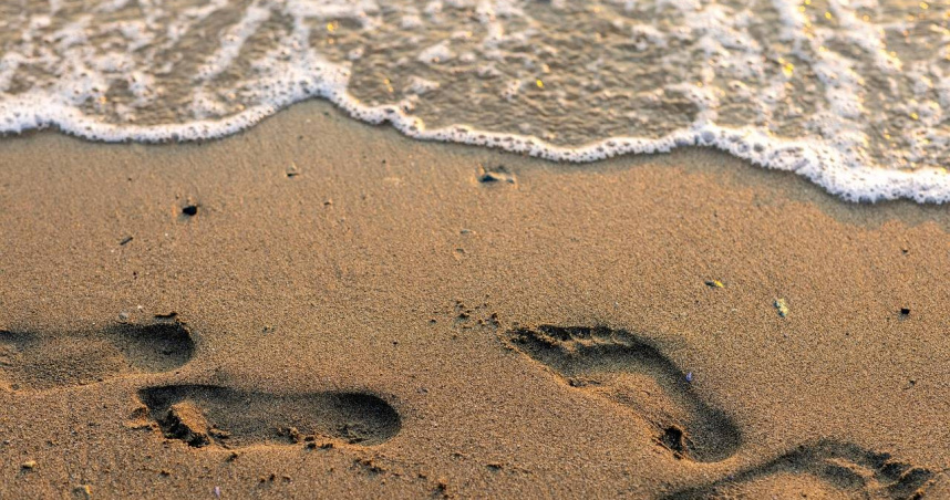 義大利退休女教師海灘曬太陽時遭推土機輾斃，丈夫靠「尋找iPhone」發現遺體。（示意圖／Pixabay）