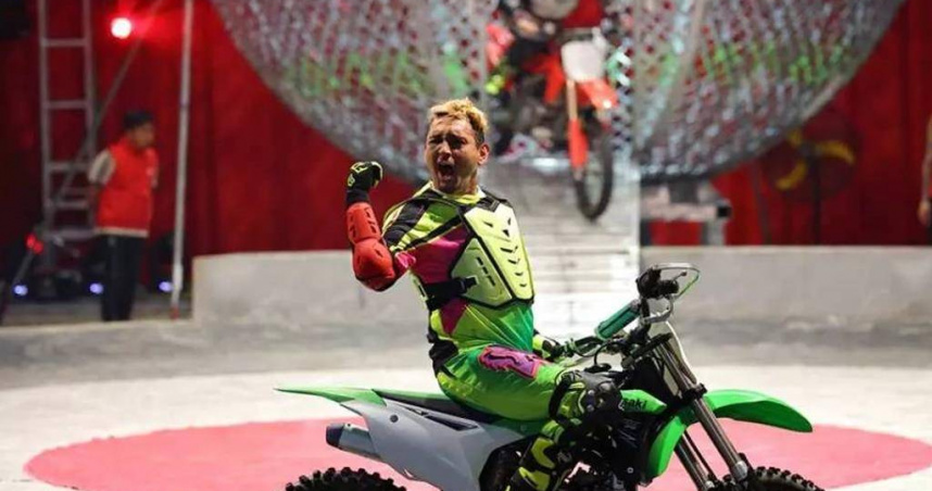 台中市后里馬場馬戲團29日發生鋼球機車特技表演意外，有1名表演者摔車受傷。對此，后里馬場表示，受傷的埃及表演者仍在休養中，先暫停機車特技表演，全團15個節目將輪流上場，馬戲團表演不受影響。示意圖。（圖／翻攝自后里馬場馬戲團臉書）