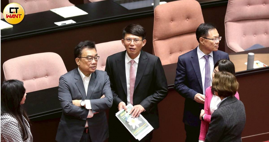 民眾黨立法院黨團提案修正《法院組織法》，主張設立法院審理公開播送。（圖／黃耀徵攝）