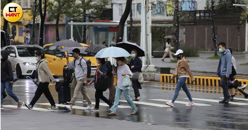 今年首颱「蝴蝶」有望於下周三生成，預計路經將從南側巴士海峽通過，下周四將最靠近台灣，影響也最大。（示意圖／劉耿豪攝）