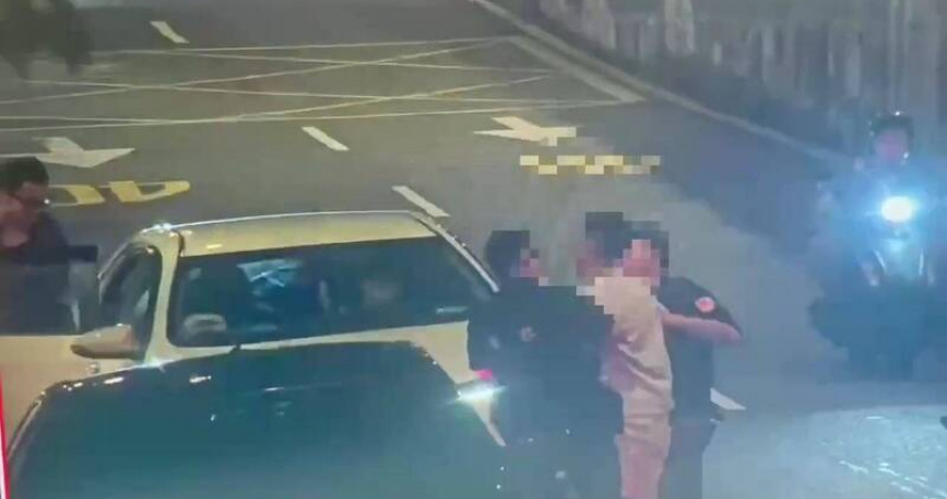 台北松山區男子違停遭查，車內藏毒被逮，女友在旁目睹全程。（圖／翻攝畫面）