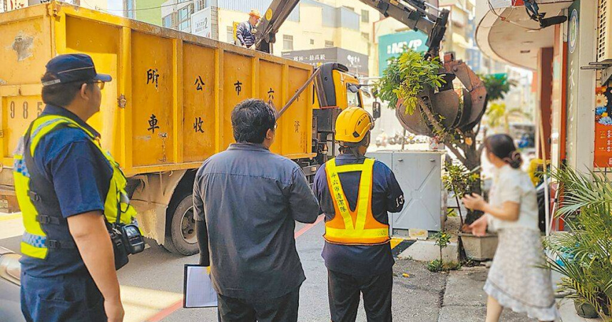 斗六市公所與警方共同執行清道作業,清潔隊出動吊車加速進行。(圖/中國時報周麗蘭攝)