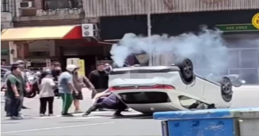 黑車猛撞白車翻覆。（ 圖／翻攝畫面）