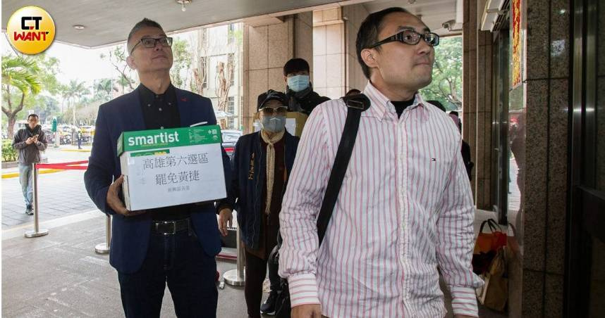 罷免民進黨高雄立委黃捷、許智傑的「雙罷劫連署總站」負責人徐尚賢（右）4月遭羈押，並於17日下午遭地院裁定延押。（圖／本刊資料照，黃威彬攝）