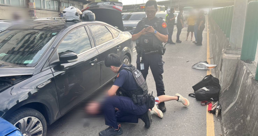 北市忠孝橋19日下午有民眾目擊一輛轎車沿路行車不穩，還因此波及3車，警方到場驚見駕駛疑似毒駕。(圖／翻攝畫面)