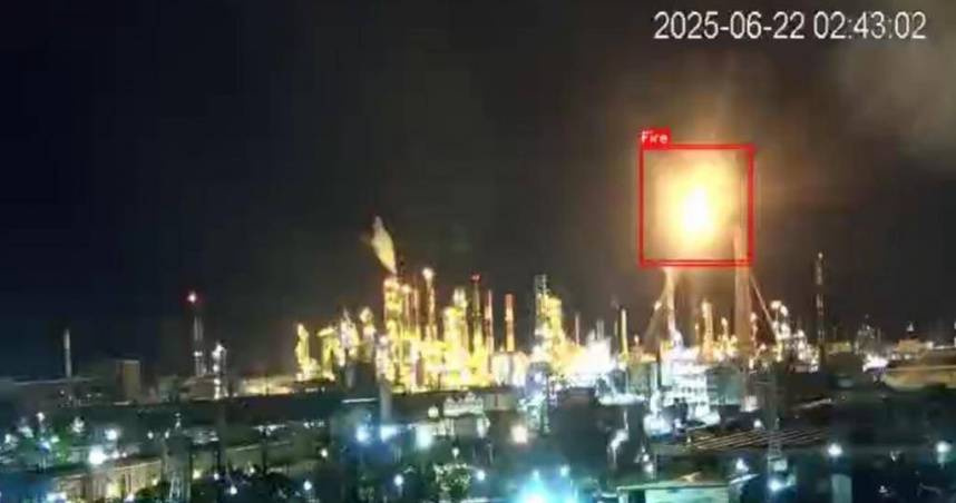 中油大林廠燃燒塔冒火光宛如「聖火杯」。（圖／高市府環保局提供）