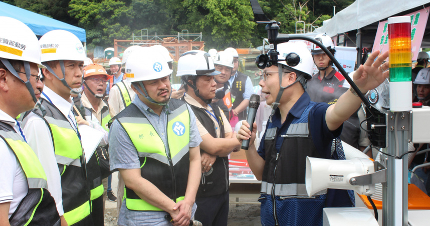 勞動部長洪申翰出席高氣溫作業熱危害預防示範觀摩會，並熱危害預防指引，不是拿來「參考」、是拿來「落實」。（圖／勞動部提供）