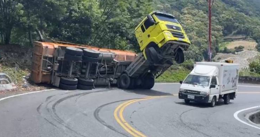 南投埔霧公路發生砂石車翻覆意外，駕駛酒測值為0疑疲勞駕駛釀禍。（圖／翻攝畫面）