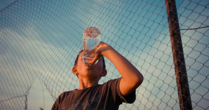 若長期口乾舌燥且補水後無明顯改善，可能是潛在疾病徵兆，應盡早就醫檢查。（圖／Pixabay）