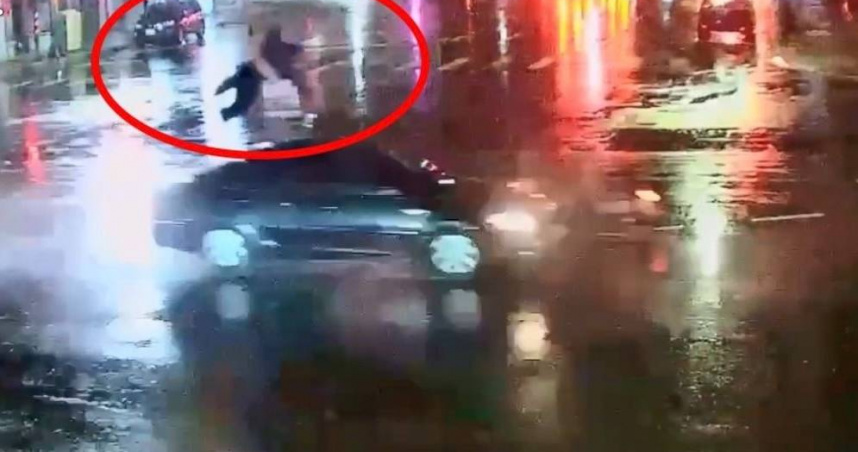 高雄凌晨驚悚車禍騎士噴飛滑行數10公尺。（ 圖／翻攝畫面）