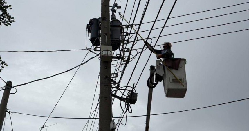 丹娜絲侵台，台電表示台南市仍有17萬用戶無電可用，目前正積極搶修中。（圖／報系資料照）