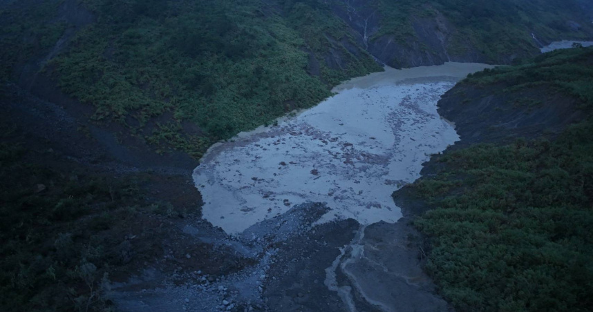 南投里長示警，清水溪疑出現「堰塞湖」。（圖／翻攝自臉書＠CHENTUNGMU）