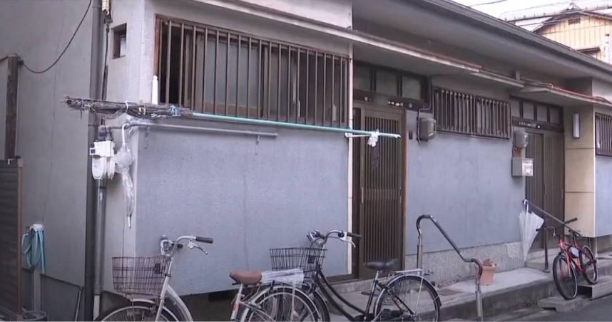 大阪吹田市日出町一戶民宅被發現有2具遺體，警方初步推判死因是中暑。（圖／翻攝自読売テレビニュース YouTube）