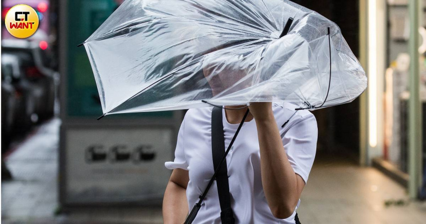 薇帕颱風外圍環流影響，8縣市發布大雨特報，南部及花東地區須防範豪雨及強風。（圖／本刊攝影組）