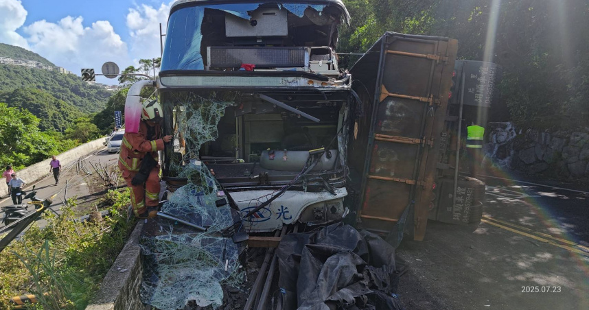 新北市萬里區23日上午發生嚴重車禍，導致1人命危、12人輕重傷。（圖／翻攝畫面）
