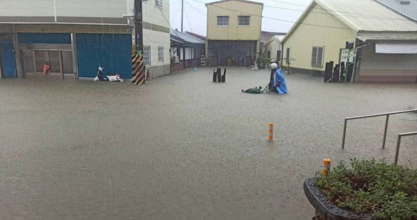 經濟部表示，前瞻建設持續投入治水，已大幅減少淹水面積及加快退水時間。照片為台南後壁淹水。（圖／翻攝自爆料公社）