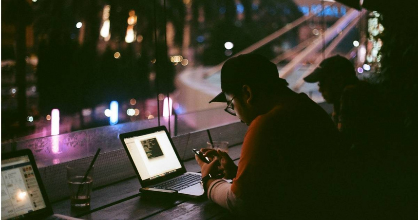 男網友表示，他每月加班約80至90小時，仍被主管嫌少，對方希望他每月加班須達100小時，讓他萌生離職念頭。（示意圖／Unsplash）