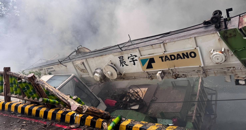 北市北投區溫泉路6日發生一起吊車反覆起火事故。（圖／翻攝畫面）