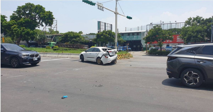 北市北投大度路9日發生三車連撞事故。（圖／翻攝畫面）