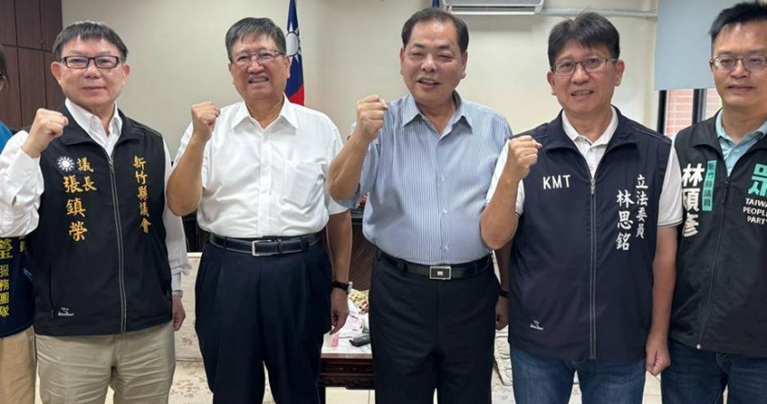 新竹縣第二選區立委林思銘（右2）挺過了罷免風暴，縣長楊文科（左2）等人同框祝賀。（圖／報系資料照）