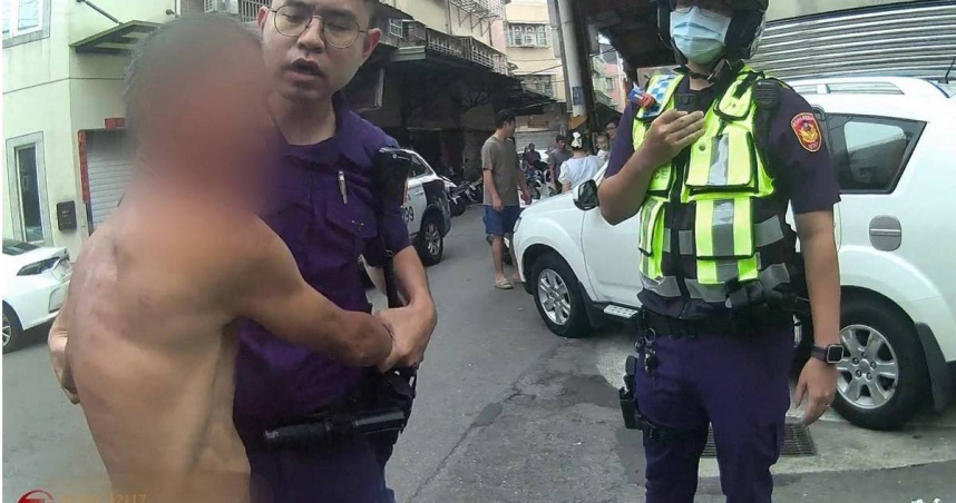 謝男酒後與鄰居爆發衝突，持菜刀咆哮遭警方強制送醫。（圖／翻攝畫面）